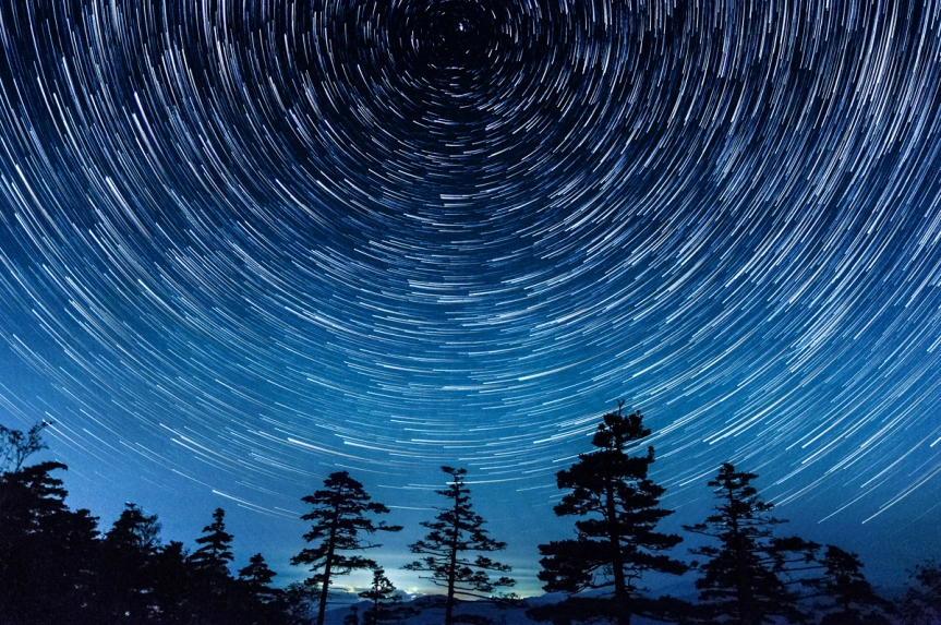 Timelapse view of the stars forming a circle in the night sky